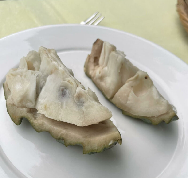 カットしたアテモヤ