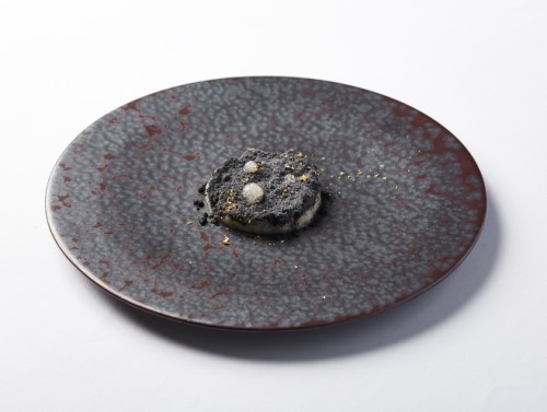 DINING OUT RYUKYU-URUMA with LEXUSで提供された沖縄産アテモヤのデザート盛り付け写真1