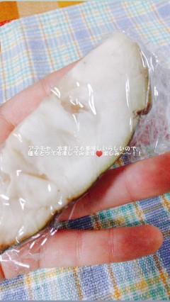 余ったアテモヤを長く楽しむための冷凍保存の準備風景