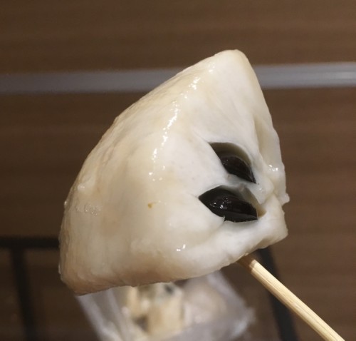 台湾の夜市で一口サイズにカットされたアテモヤの食べ方