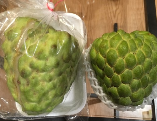 台湾で購入した釈迦頭とアテモヤを並べて比較した写真