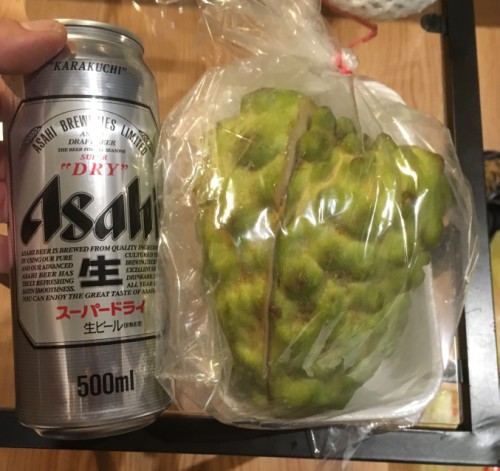 台湾のアテモヤのサイズをビールと比較