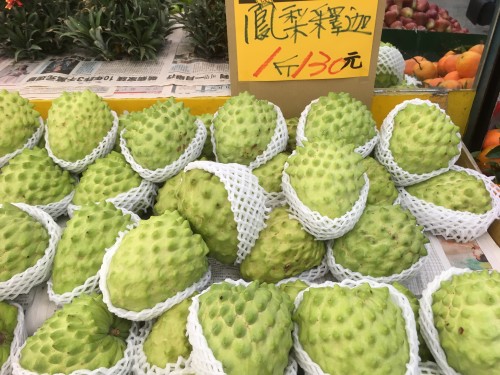 台湾の果物屋で販売されていた大玉で外観のきれいなアテモヤ