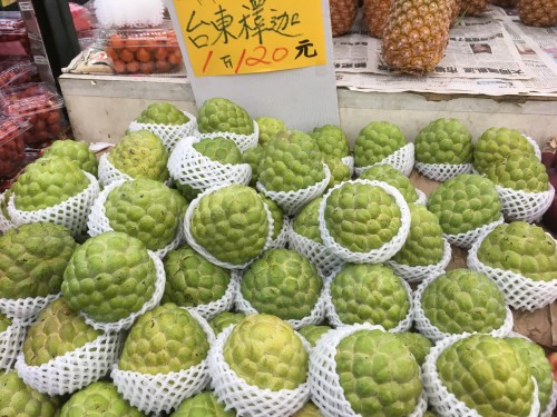 台湾の果物屋で販売されていた大玉の釈迦頭